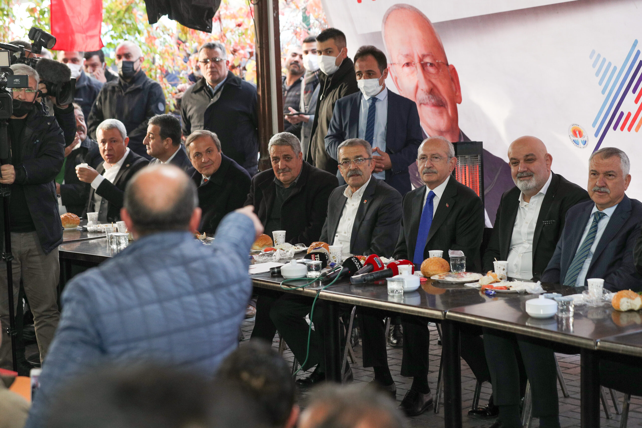 CHP GENEL BAŞKANI KEMAL KILIÇDAROĞLU ADANA’DA TAŞIMA SEKTÖRÜNÜN EMEKTARLARI İLE BİR ARAYA GELDİ Cumhuriyet Halk Partisi Genel Başkanı Kemal Kılıçdaroğlu, Adana’da bir benzin