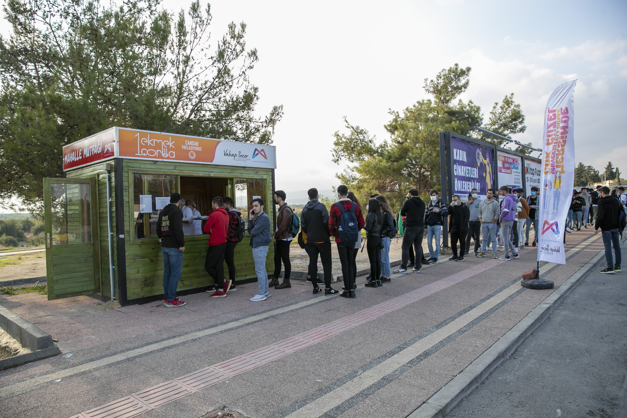 1 EKMEK 1 ÇORBA” VE “MAHALLE MUTFAKLARI” ÜNİVERSİTE ÖNLERİNDE BÜYÜKŞEHİR’DEN