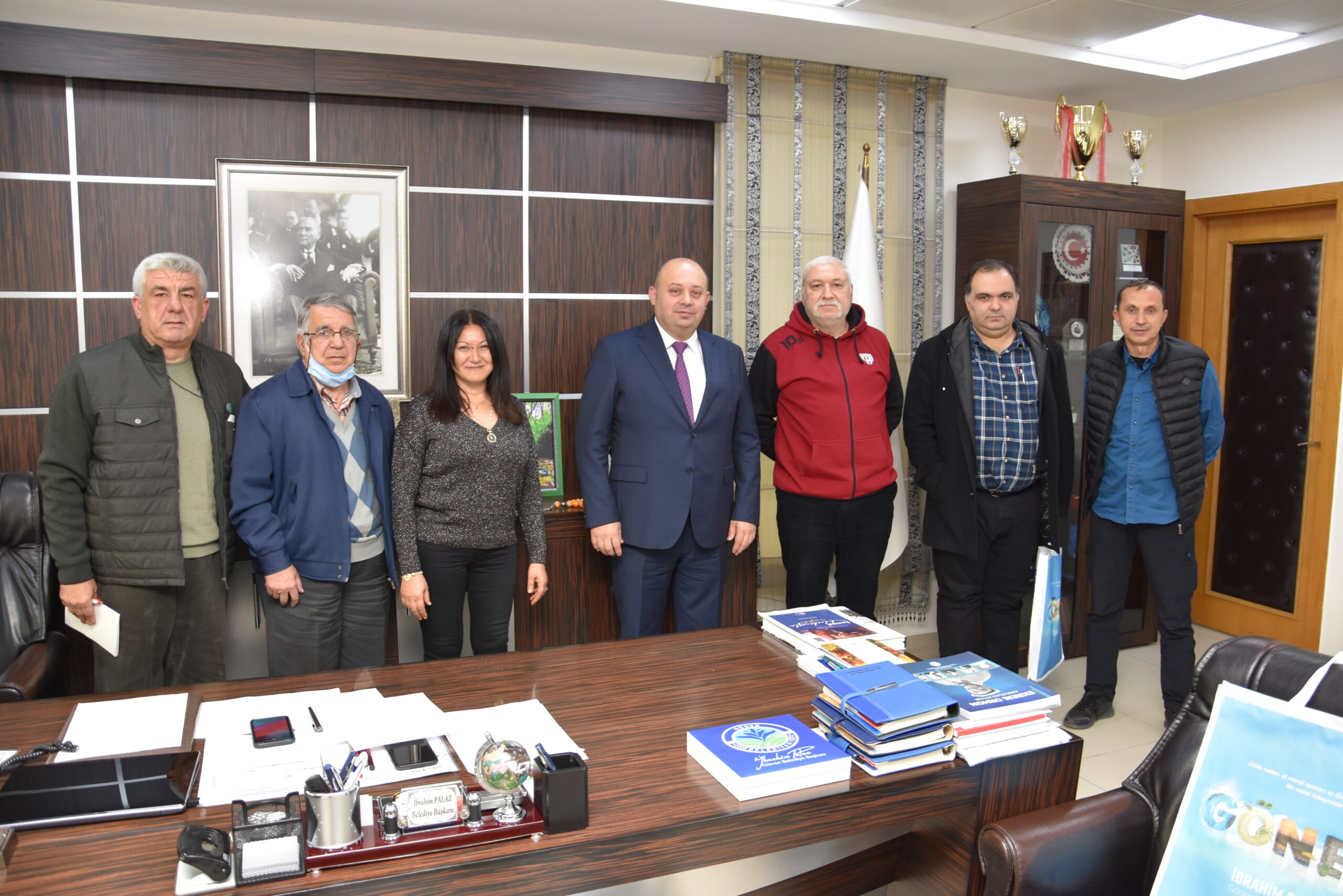 Başkan Palaz’ın basın toplantısından satır başları şöyle; Bir senenin daha sonuna geldik 2021 yılını bitirdik, şehir merkezimizde kırsal mahallelerde yaptığımız çalışmalarımız oldu bunların tabi en başında parke taş çalışmalarımızı yaptık asfalt yollarımızda