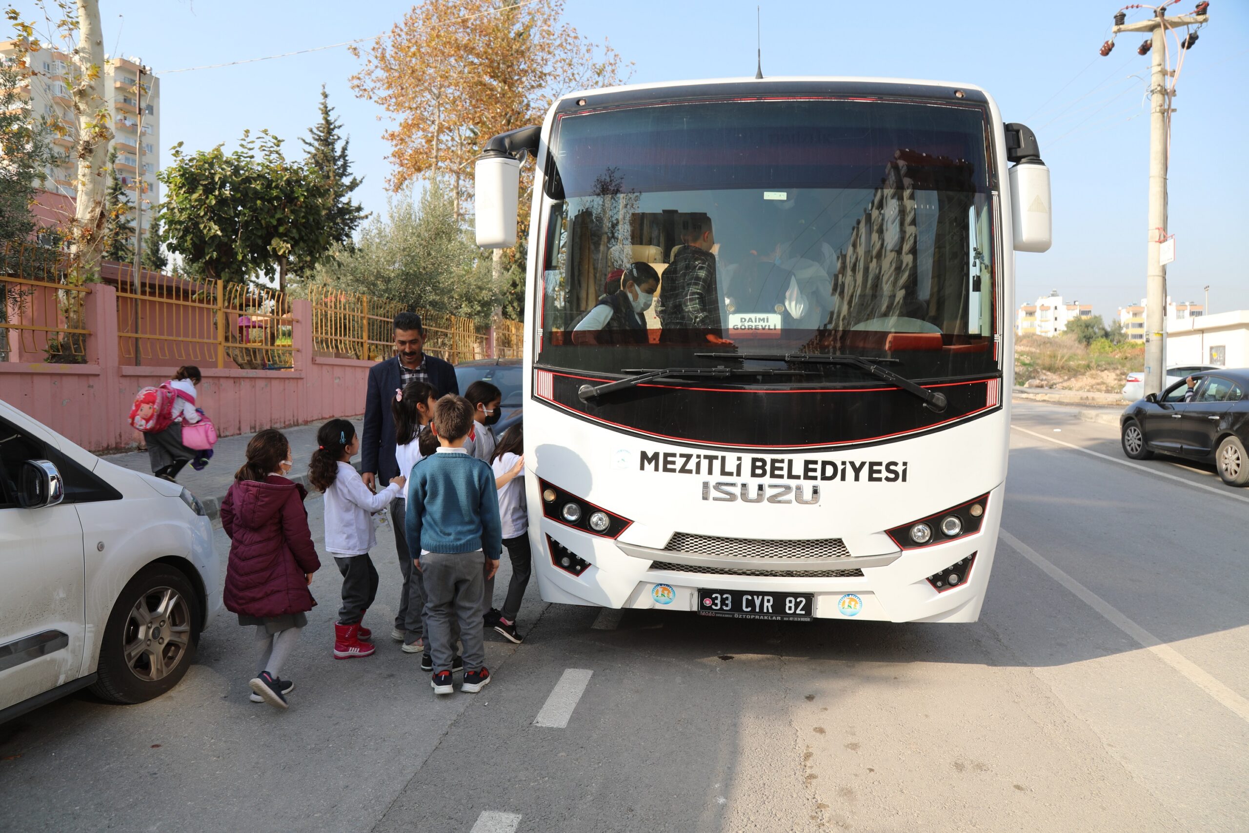 Kentte yaşayan vatandaşların eğitime ulaşabilmesi için tüm olanaklarını seferber eden
