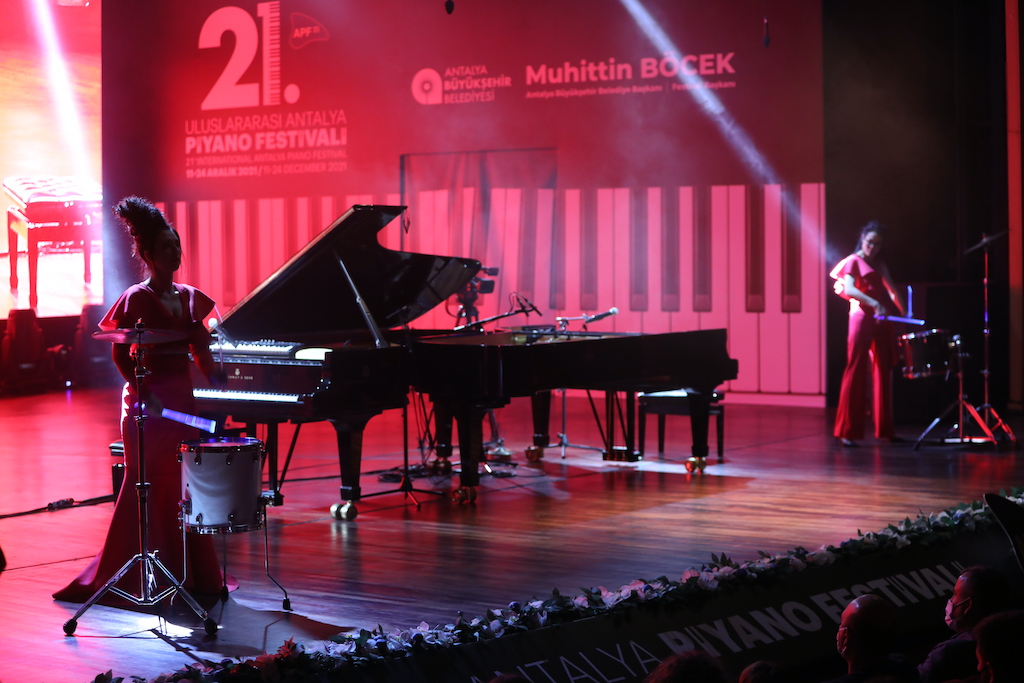 Müziği ve mizahı birleştiren dünyaca ünlü piyano ikilisi “Queenz Of