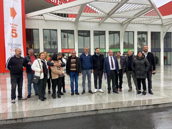 Hacıbektaş Belediyesi ve Esnaf Odası’ndan Fuar Çıkartması Hacıbektaş Esnaf Odası Başkanımız Alican Danacı ve Hacıbektaş’tafaaliyet gösteren Hediyelik