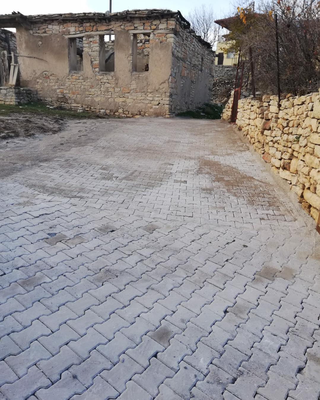 Arapgir Belediyesi’nin ilçe genelinde sürdürdüğü kilitli parke taşı çalışmaları aralıksız