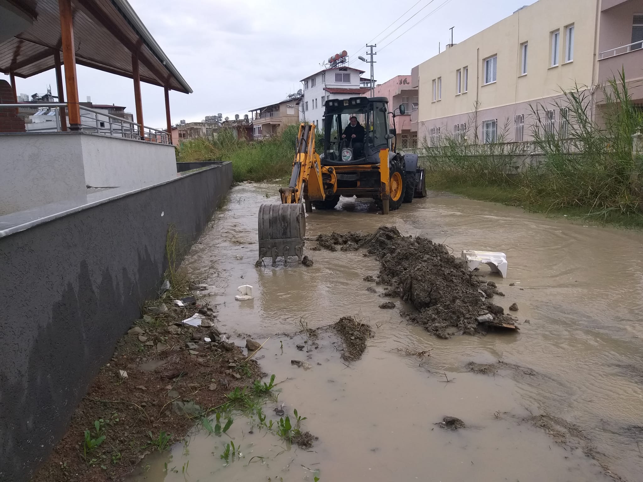 Arsuz Belediyesi, ilçede yaşanan yoğun yağışın etkisi ile oluşabilecek olumsuzluklara