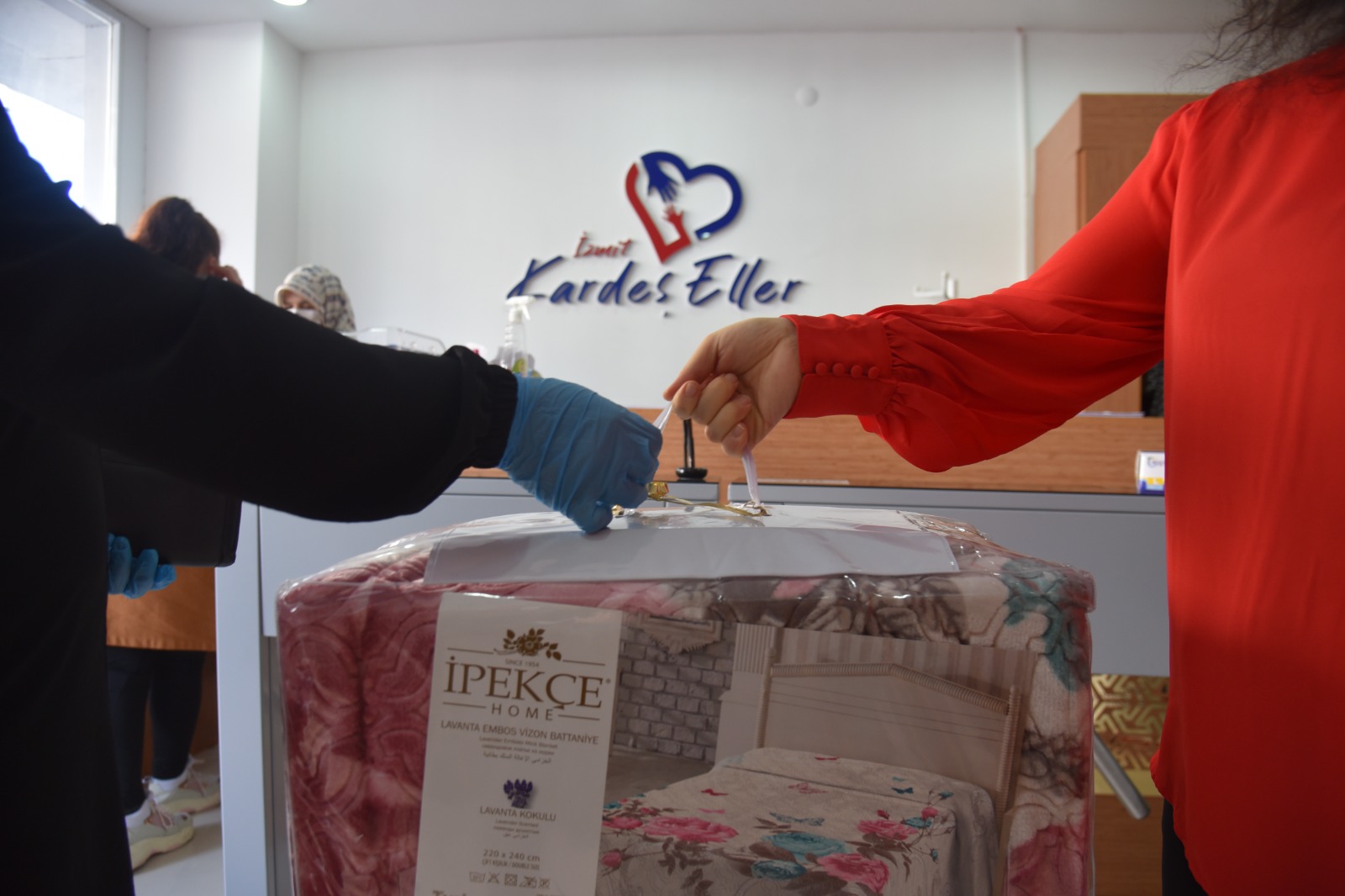 İzmit Belediyesi karakışta vatandaşın yanında! İzmit Belediyesi ekonomik kriz nedeniyle zor duruma düşen vatandaşlara destek