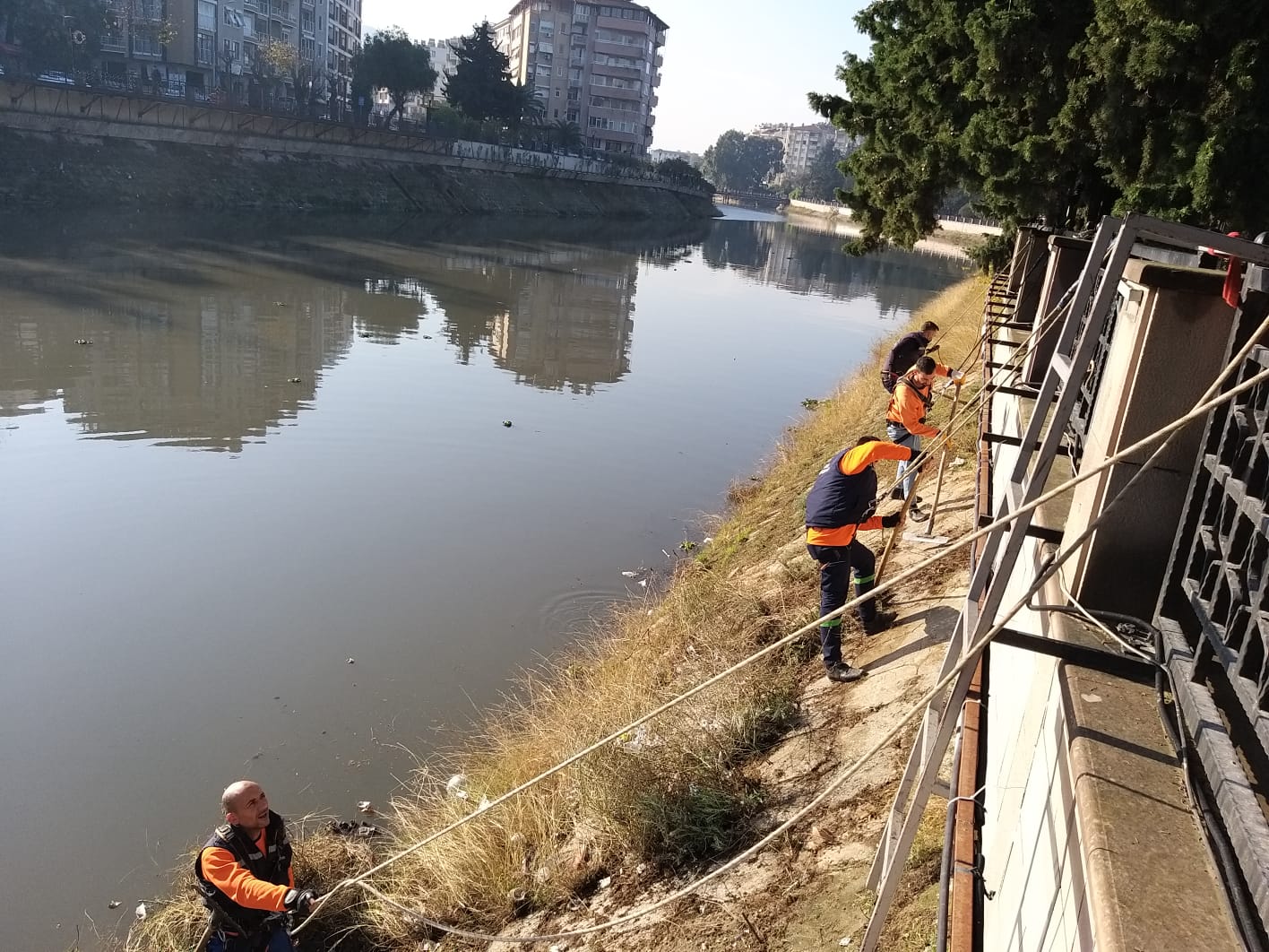 HBB’DEN  ASİ NEHRİ’NDE TEMİZLİK ÇALIŞMASI Hatay Büyükşehir Belediyesi Fen İşleri