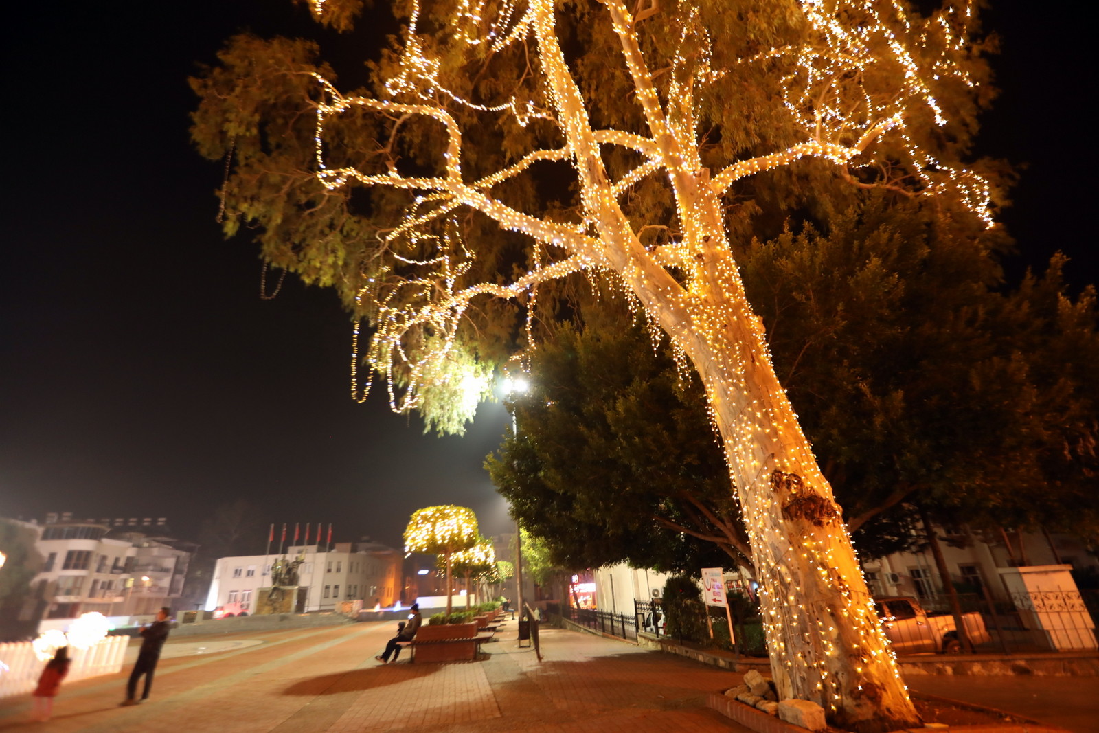 Manavgat Belediyesi, yaklaşan yılbaşı öncesinde kent genelini tasarruflu led ampullerden