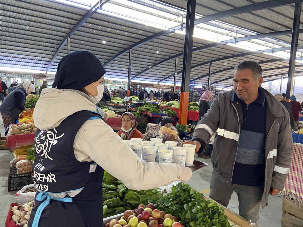 Aydın Büyükşehir Belediyesi vatandaşların güne sıcak bir çorba ile başlaması