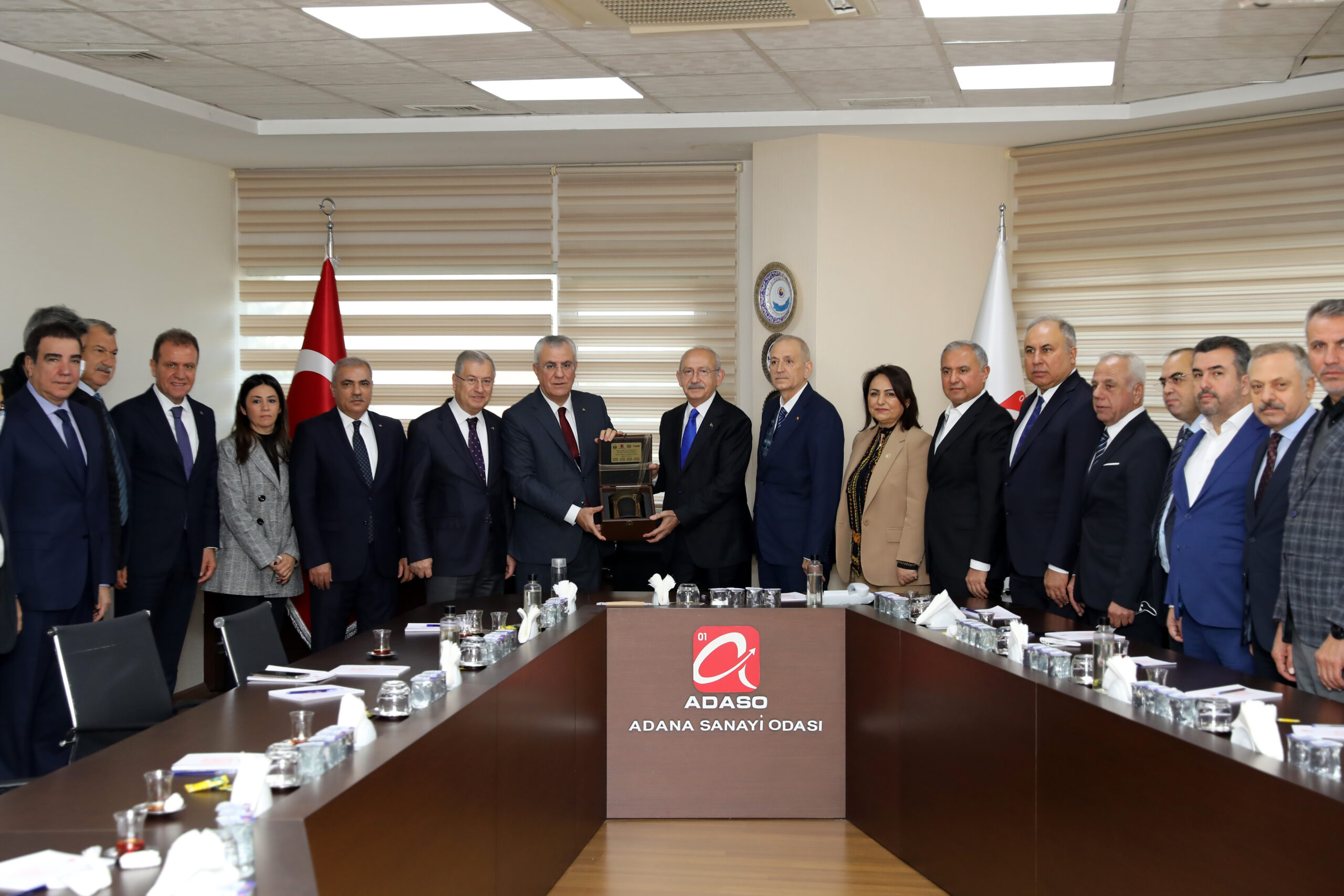 CHP GENEL BAŞKANI KEMAL KILIÇDAROĞLU ADANA’DA ADANA SANAYİ ODASINI ZİYARET ETTİ Cumhuriyet Halk Partisi Genel Başkanı Kemal Kılıçdaroğlu, Adana Sanayi Odası’nı