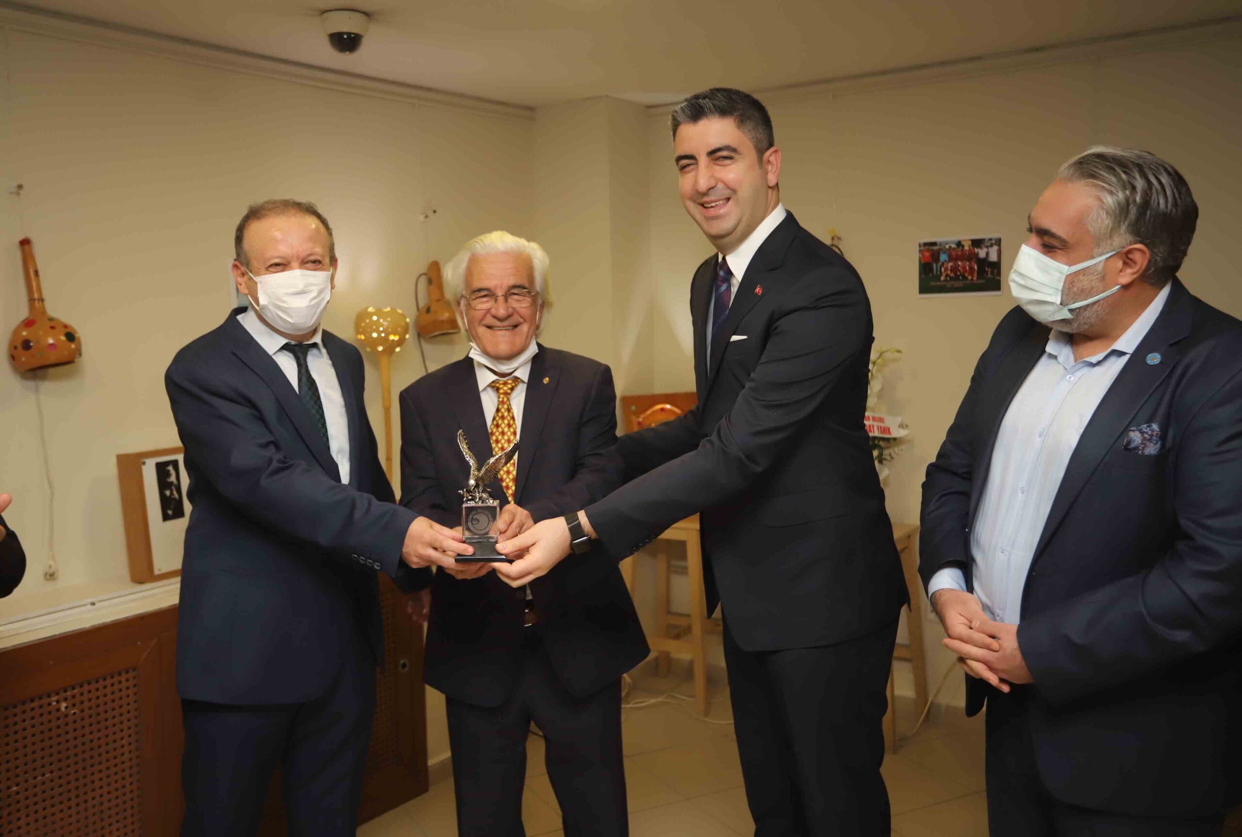 Başkan Gökhan Yüksel’den ‘Umut Işığı’ sergisine ziyaret Kartal Özel Sporcular