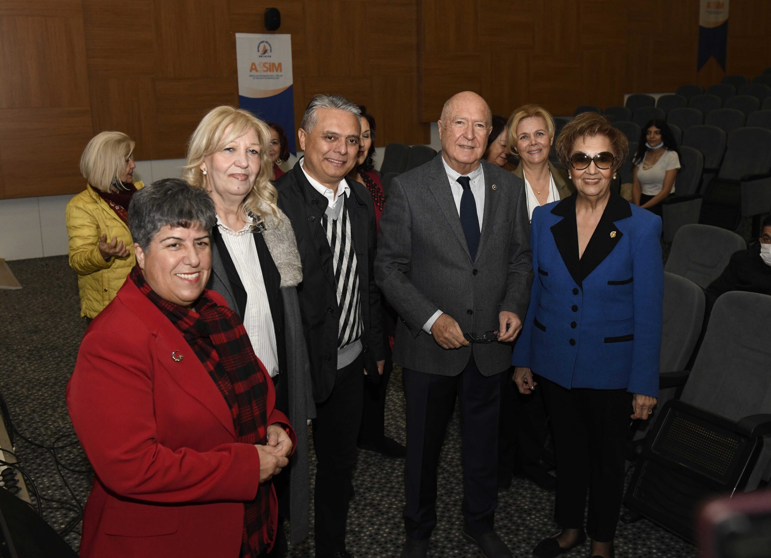 Muratpaşa Belediye Başkanı Ümit Uysal, Türk Üniversiteli Kadınlar Derneği (TÜKD)
