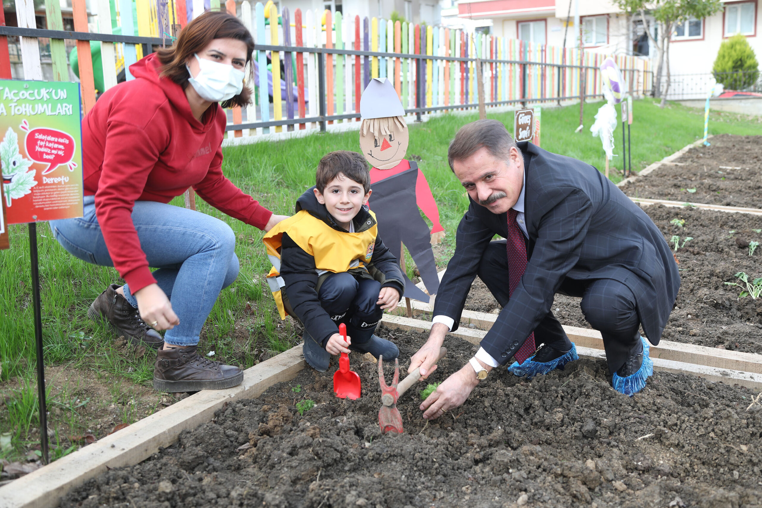 Atakum Belediyesi AtaÇocuk Kreşi öğrencileri kışlık sebzeleri toprakla buluşturdu. Çocuklarla