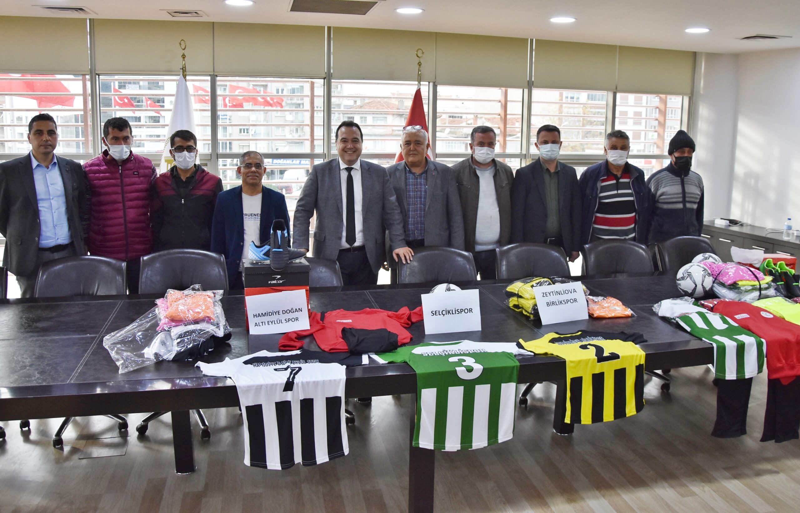 Akhisar Belediye Başkanı Besim Dutlulu, kentteki amatör spor kulüplerine destek