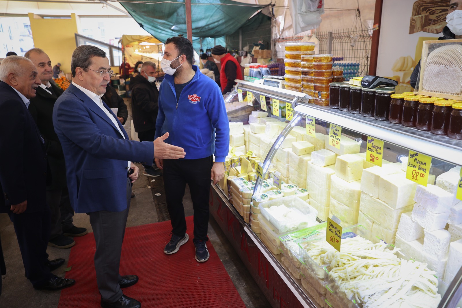 Hatay Pazaryeri’ni ziyaret ederek, alanda incelemelerde bulunan Konak Belediye Başkanı