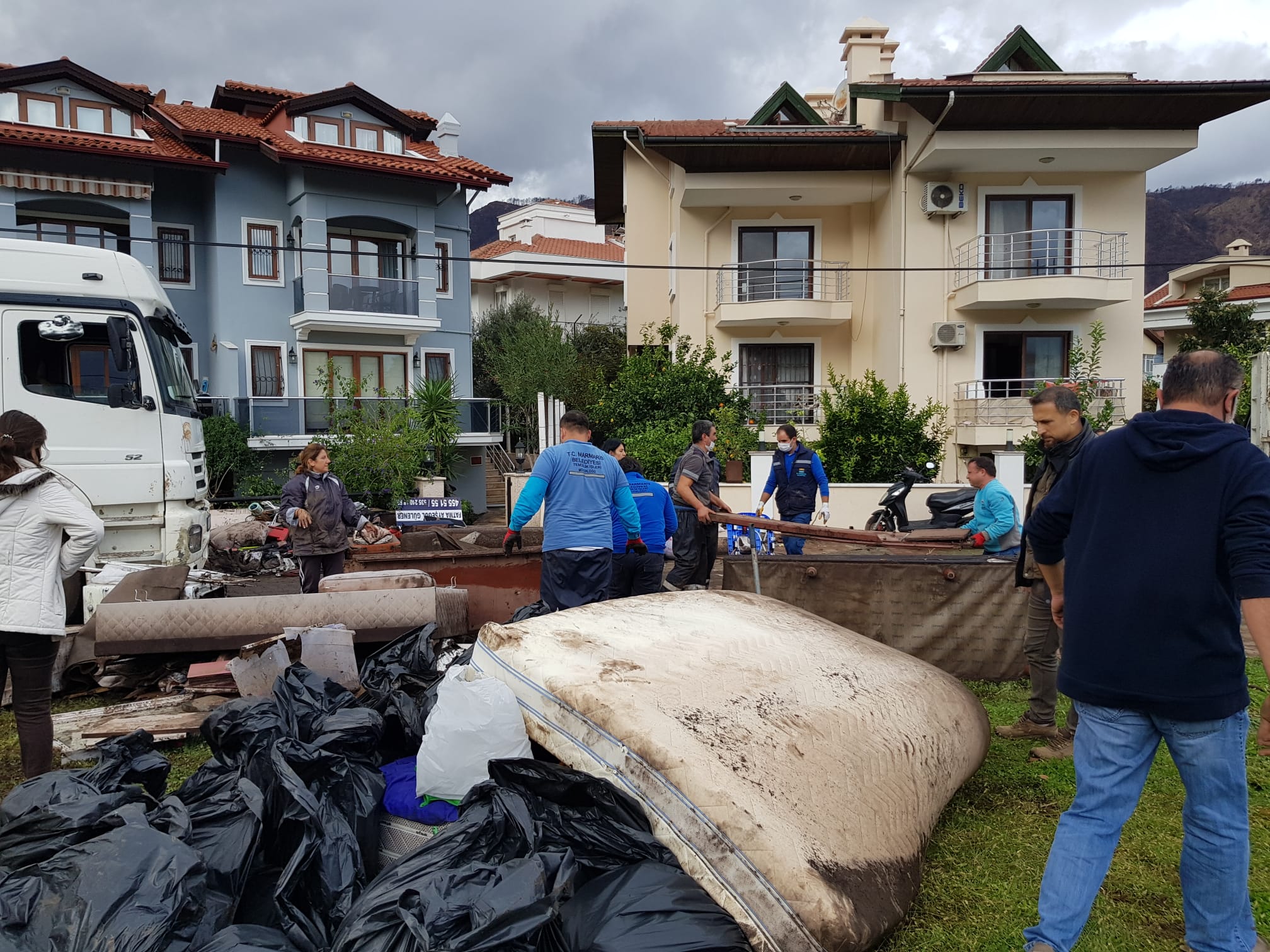 İçmeler Mahallesi’nde yaşanan sel felaketinin yaraları sarılmaya devam ediliyor. Marmaris