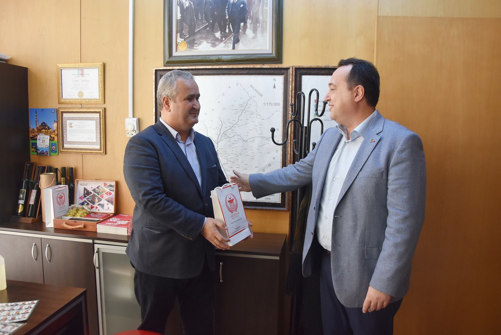 Akhisar Belediye Başkanı Besim Dutlulu, yeni yıl dolayısıyla yazılı bir