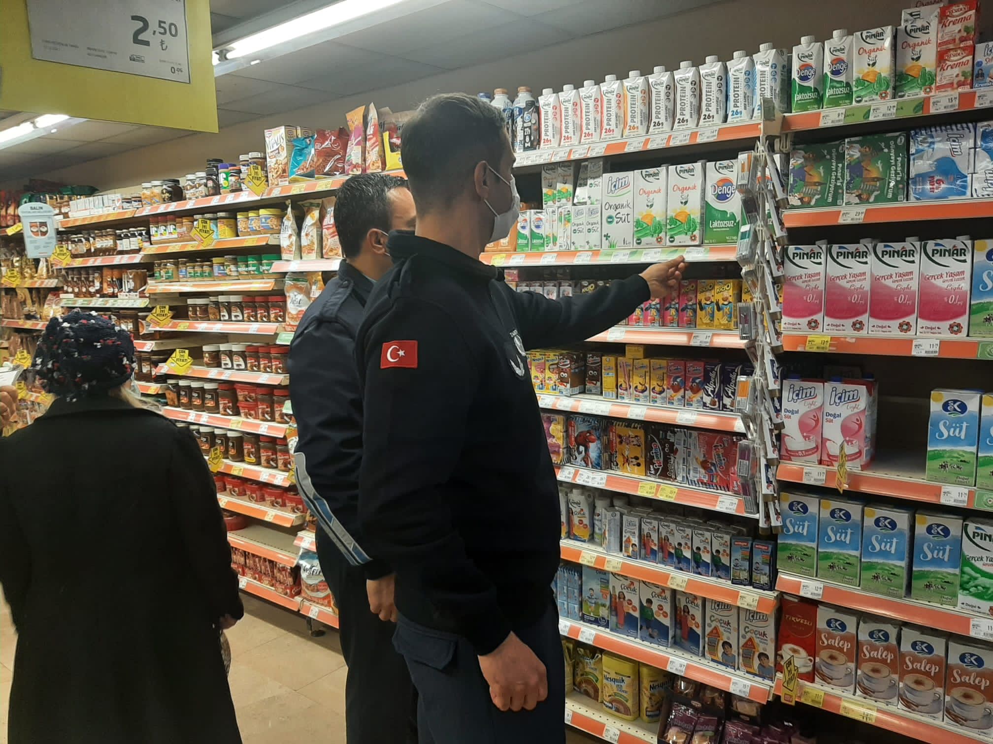 Bayraklı Belediyesi, yeni yıl kutlamaları öncesinde vatandaşların alışveriş için yoğun