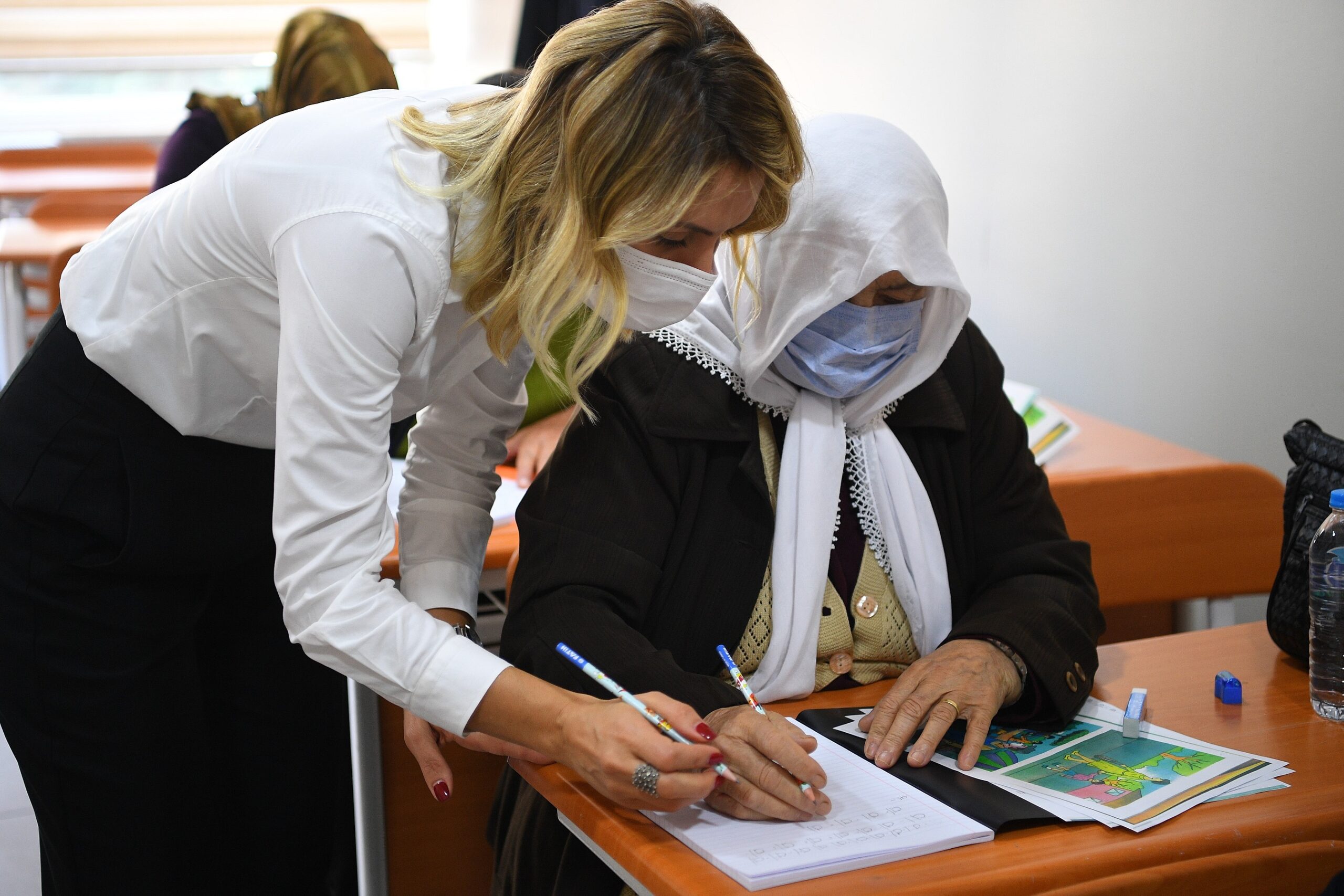 Beylikdüzü Belediyesi’nin ilçede okuma yazma bilmeyen kimsenin kalmaması için hizmete