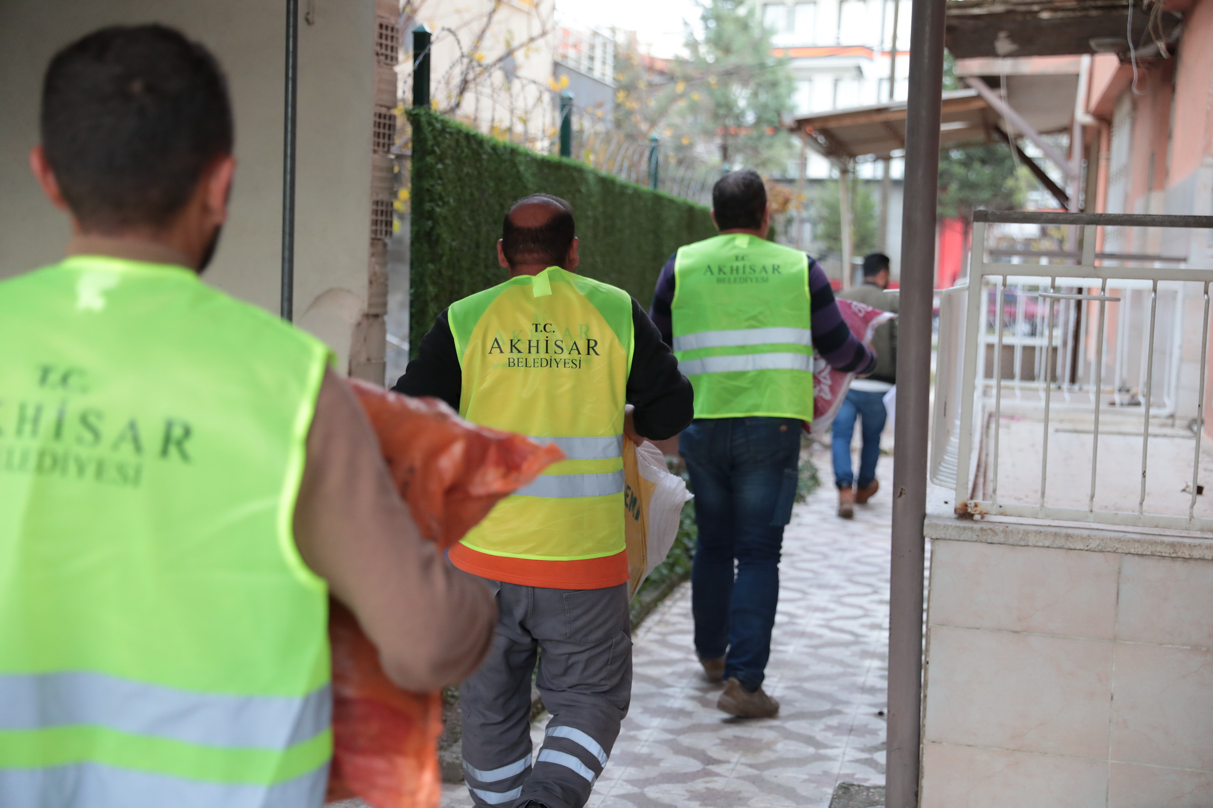 Akhisar Belediyesi, ilçe genelindeki cadde ve sokaklardan budanan ağaç dallarını