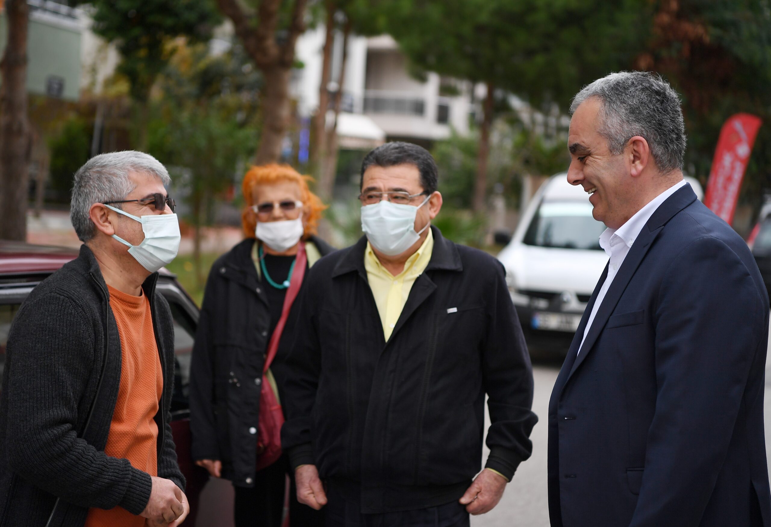 Hizmet bölgesini sokak sokak gezerek incelemelerde bulunan Konyaaltı Belediye Başkanı