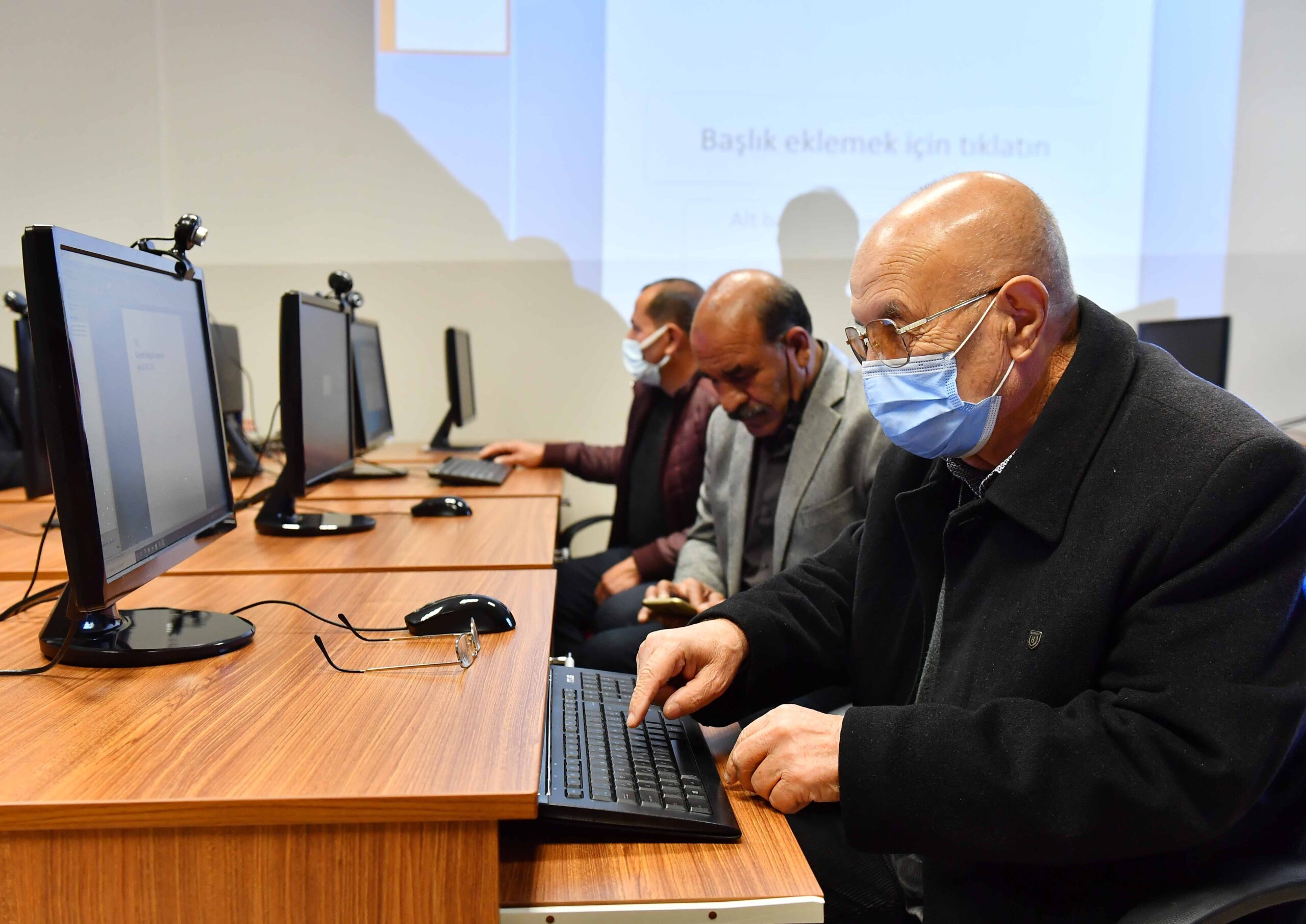 BÜYÜKŞEHİR’DEN BAŞKENTLİ MUHTARLARA TEKNOLOJİ EĞİTİMİ Sosyal sorumluluk projelerine hız kesmeden devam eden Ankara Büyükşehir