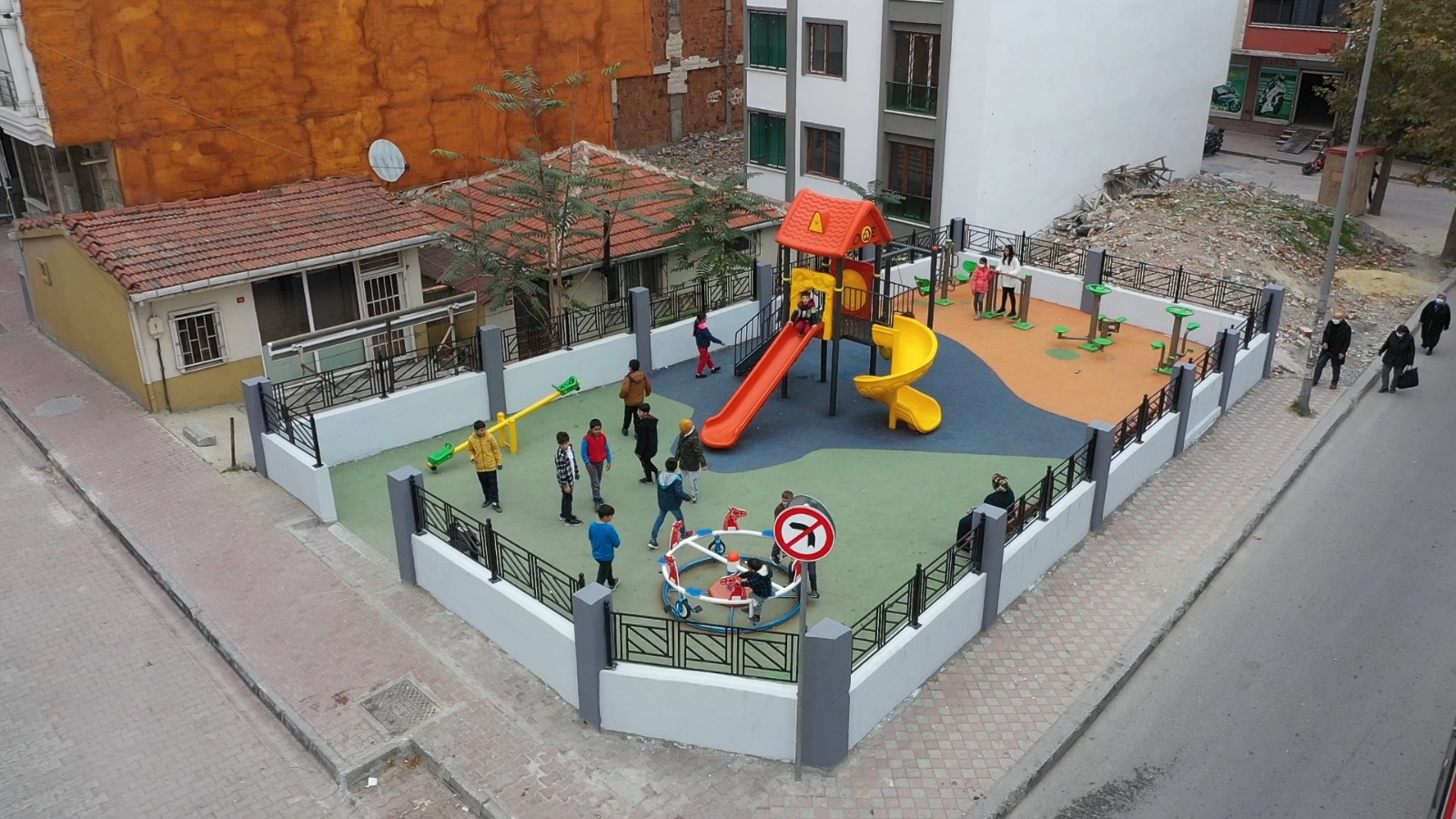 Esenyurt Belediyesi, Saadetdere Mahallesi’nde atıl durumda bulunan arsasını çocuklara park