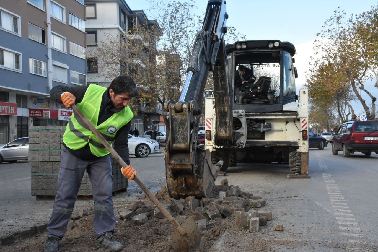 Edremit Belediyesi, ilçe merkezinde doğalgaz,  telekomünikasyon ve elektrik altyapısı nedeniyle