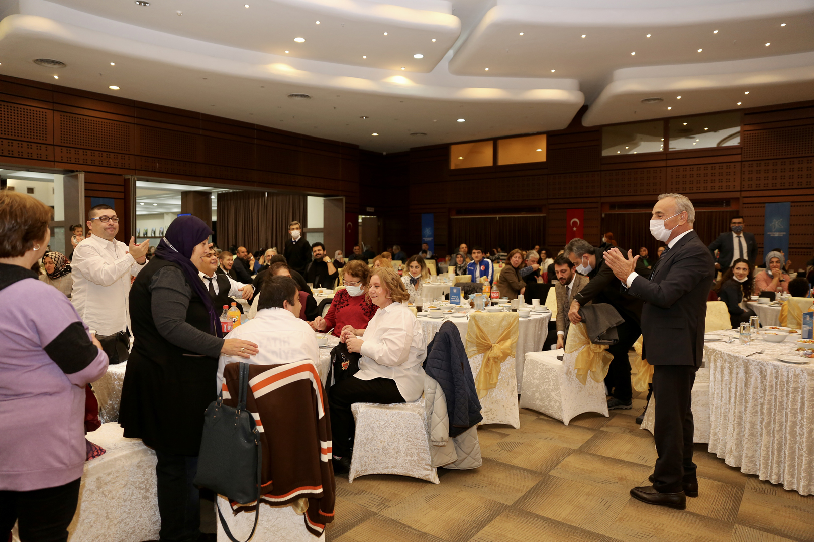 Küçükçekmece Nikah Sarayı’nda gerçekleşen yemeğe, Belediye Başkanı Kemal Çebi ev