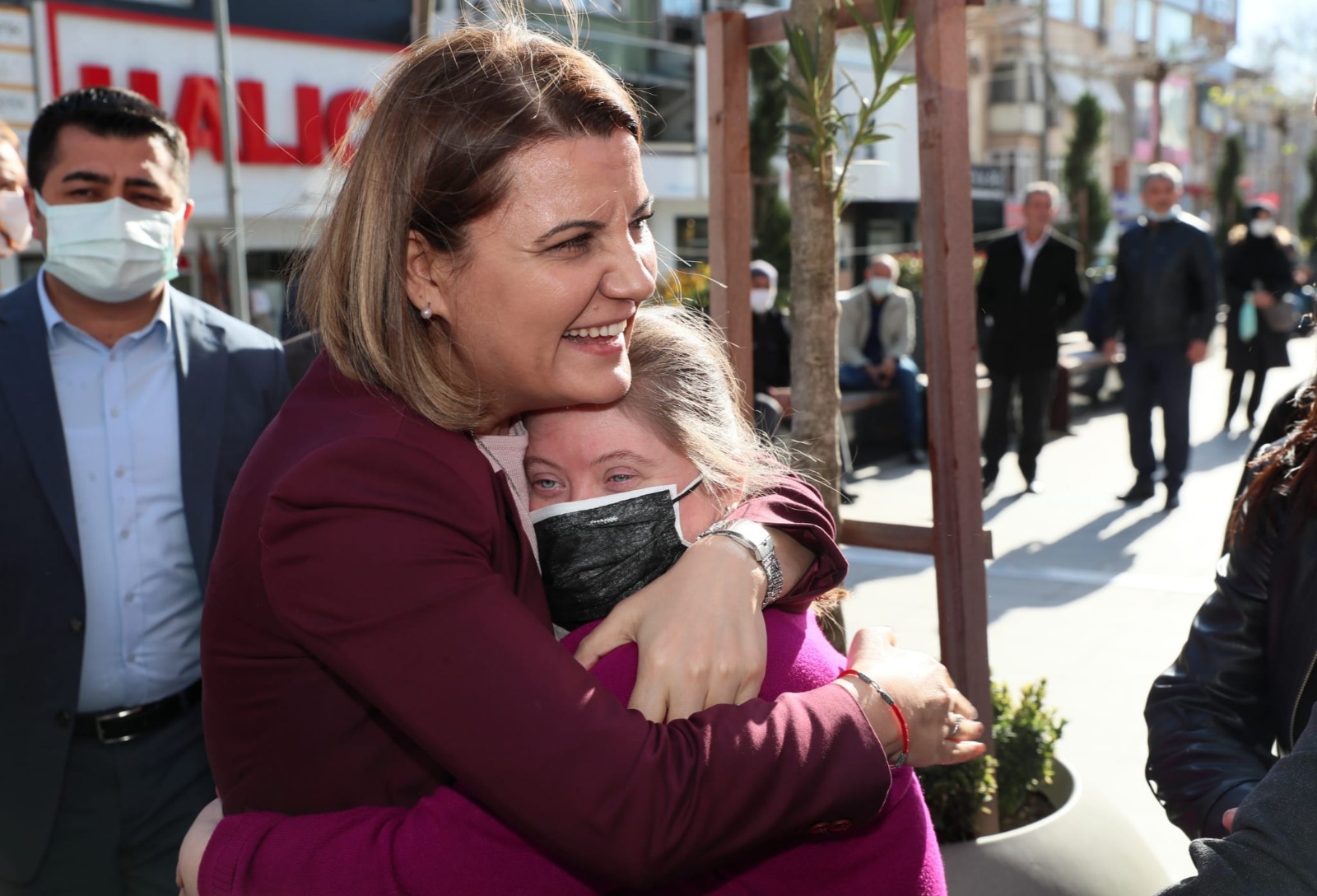 İzmit Belediyesinden görme engelli vatandaşlara yeni yol arkadaşı İzmit Belediyesi, 3 Aralık Dünya Engelliler Günü kapsamında engel durumu