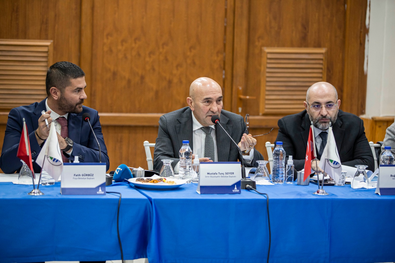 Başkan Soyer Foça’da yatırımları inceledi ve muhtarları dinledi “Her zaman başımızın üzerinde yeriniz var” İzmir Büyükşehir Belediye Başkanı