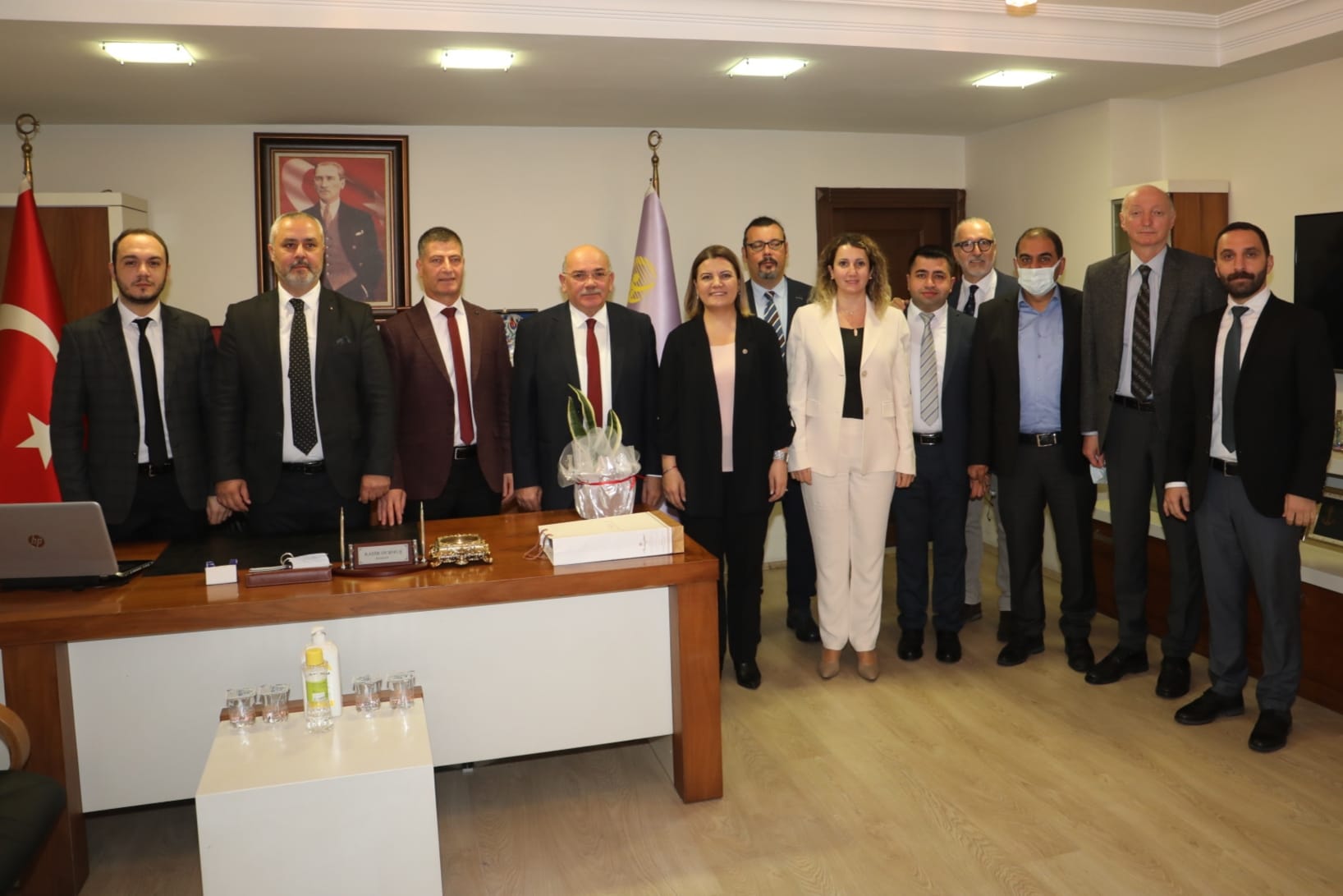 İzmit Belediyesi esnafının yanında İzmit Belediye Başkanı Av. Fatma Kaplan Hürriyet, başkan yardımcıları ve