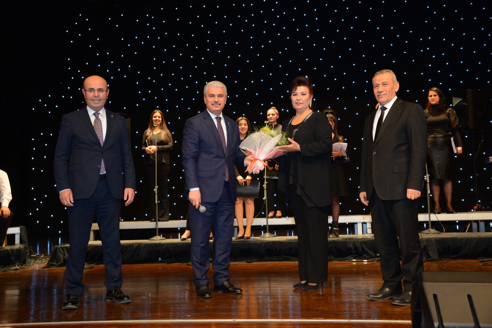 GÜLŞEN KUTLU: MUHARREM ERTAŞ TÜRKÜLERİ SESLENDİRMEKTEN HEP GURUR DUYDUM! lşen