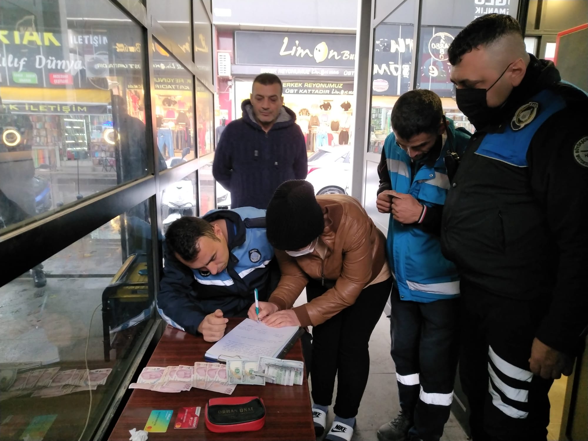 BÜYÜKŞEHİR ZABITASI BULDUĞU CÜZDANI SAHİBİNE TESLİM ETTİ Hatay Büyükşehir Belediyesi