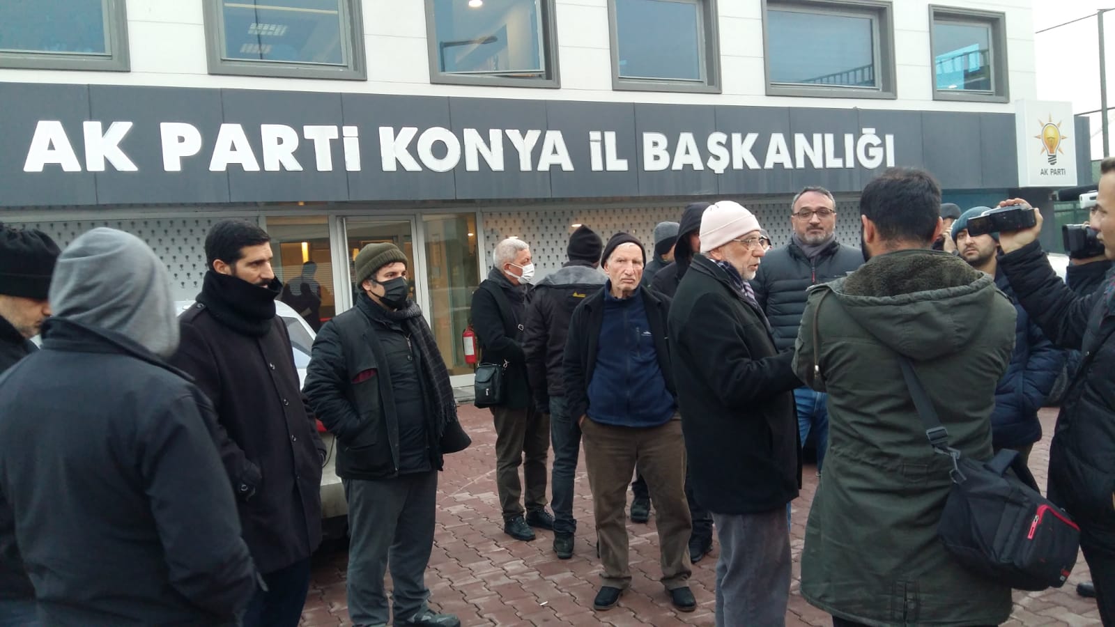 Konyalı yurttaşlar yıkım kararı alınan evleri için AKP İl Başkanlığı