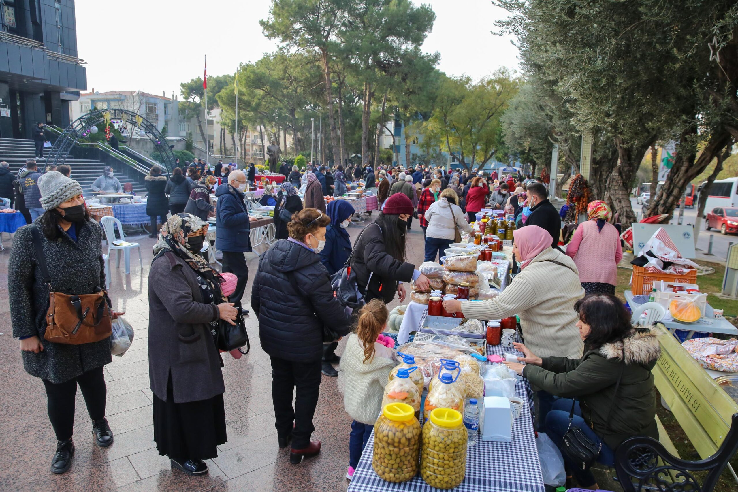 Buca’da üreticiyle tüketici buluştu –       Sosyal medya fenomenlerinden Üretici Pazarı’na büyük