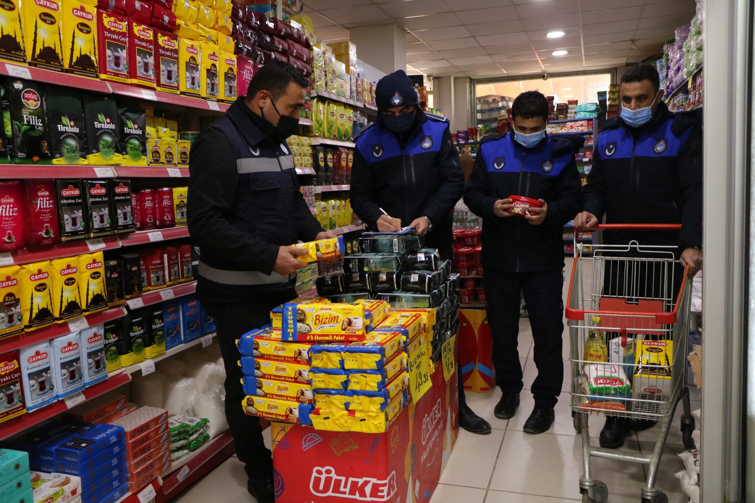 Elmadağ Belediyesi Zabıta Müdürlüğü ekiplerince, marketlerde, temel gıda ve genel