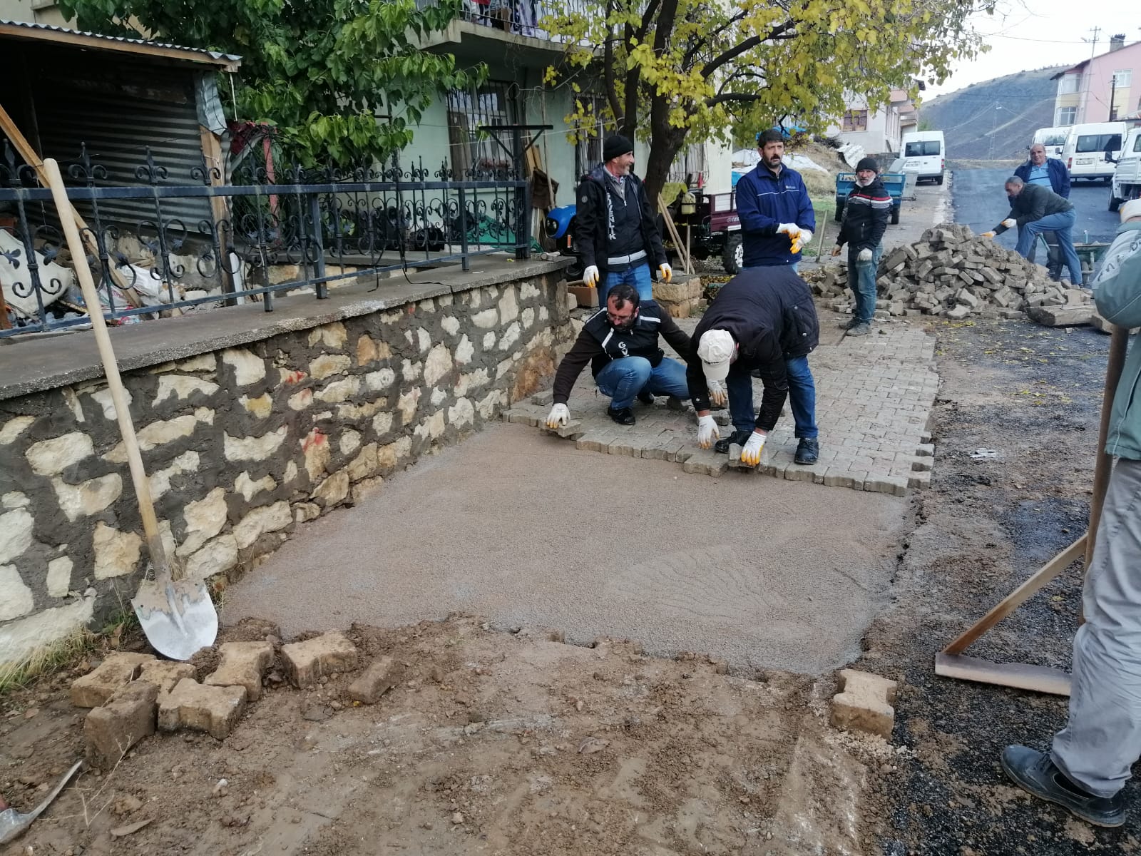 İlçenin tüm mahallelerinin acil olan sorunlarını çözme konusunda önemli çalışmalar