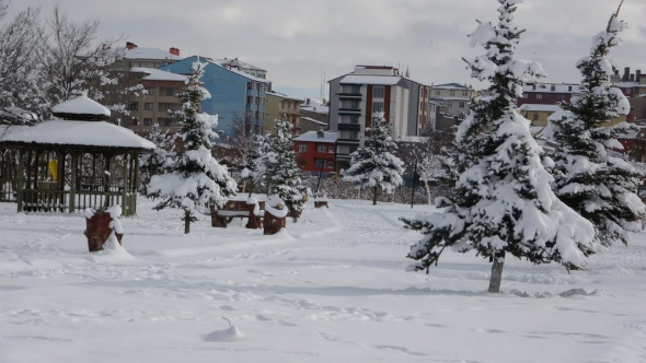 Antalya’da kar yağışı başladı Antalya`yı Konya`ya bağlayan Akseki-Seydişehir karayolu üzerinde bin 825 metre rakımlı