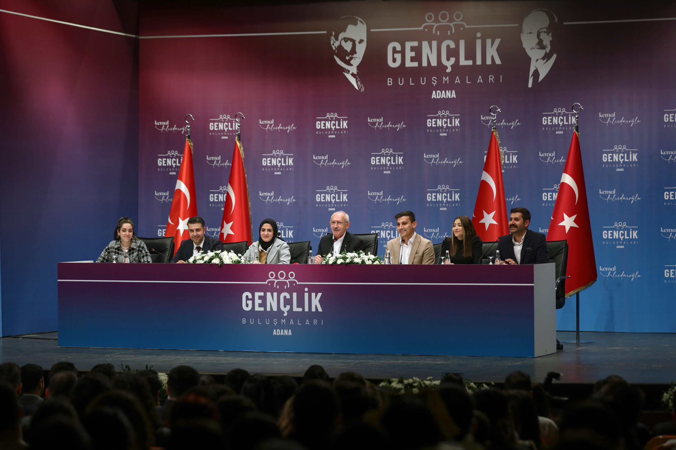 CHP GENEL BAŞKANI KEMAL KILIÇDAROĞLU ADANA’DA GENÇLER İLE BİR ARAYA GELDİ Cumhuriyet Halk Partisi Genel Başkanı Kemal Kılıçdaroğlu, Adana’daGeçlik Buluşması’nda gençlerle