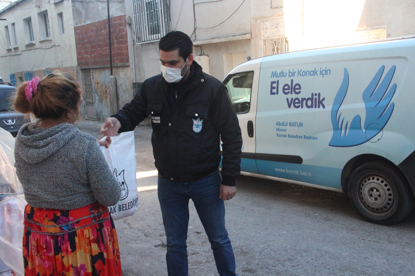 Konak Belediyesi,  dar gelirli vatandaşlar için hazırladığı karakış destek paketlerini