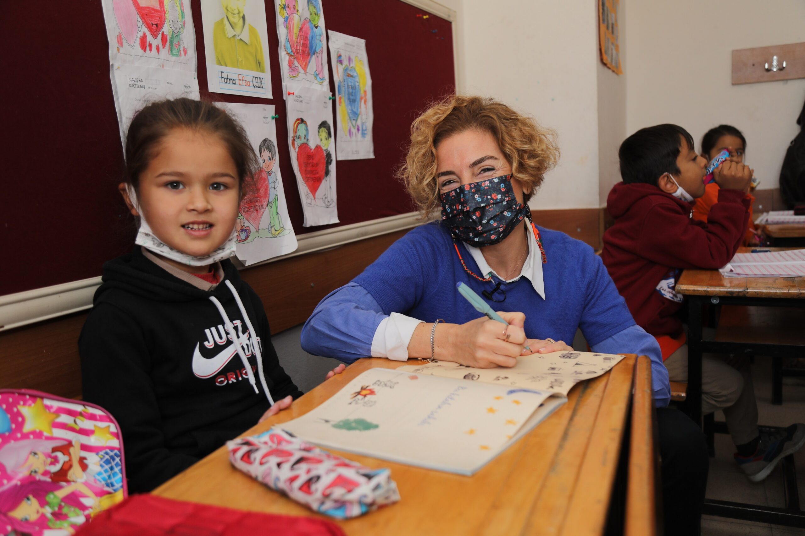 Çocuk kitapları yazarı Defne Ongun Müminoğlu ve eğitim danışmanı, yazar