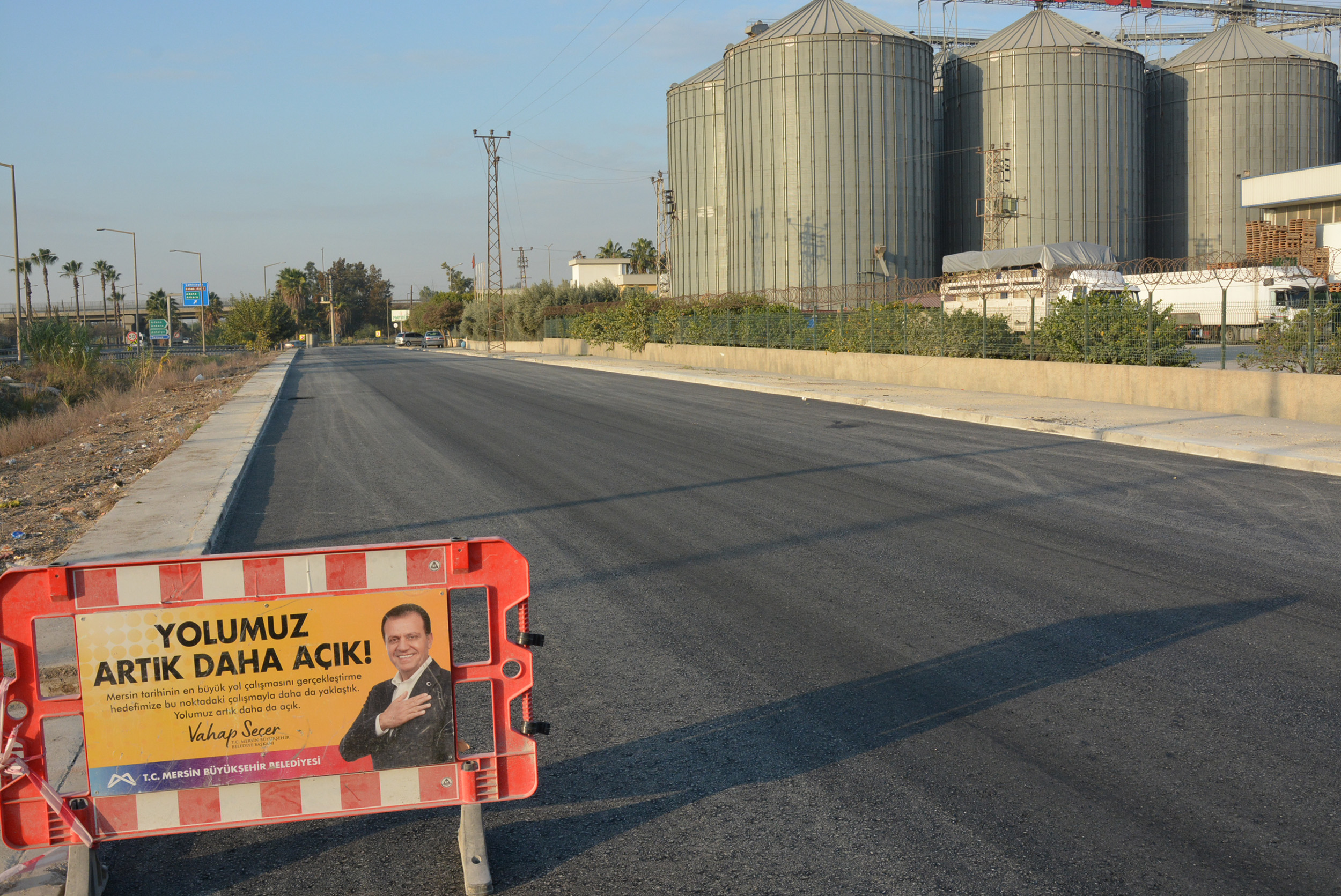 BÜYÜKŞEHİR EKİPLERİ, TARSUS’TA BİRÇOK İŞLETMENİN BULUNDUĞU BÖLGENİN YOLLARINI YENİLEDİ Mersin