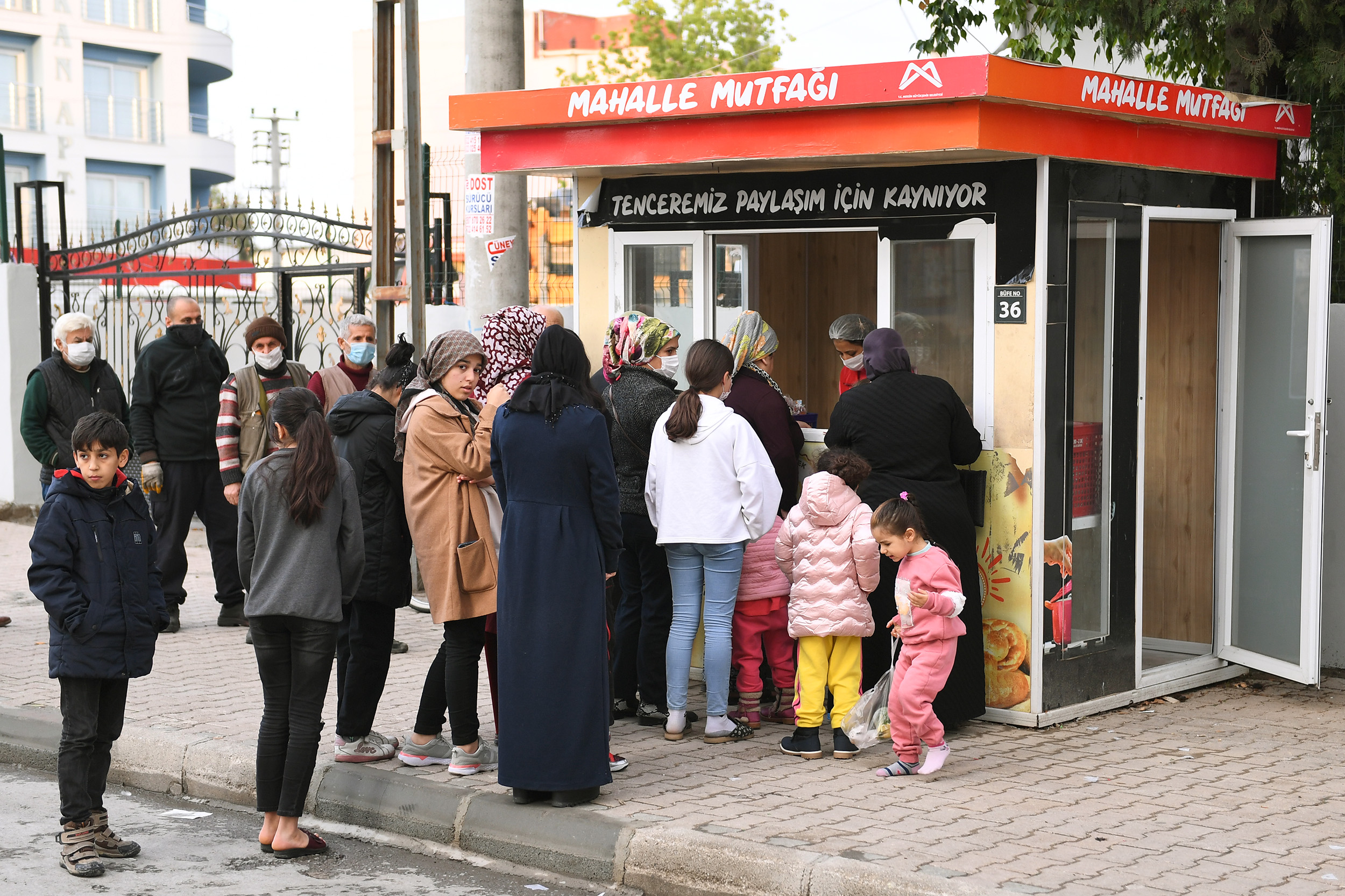 DAR GELİRLİ VATANDAŞLAR “MAHALLE MUTFAKLARI”NA YÖNELDİ KAVURMA, PİLAV, TATLI VE