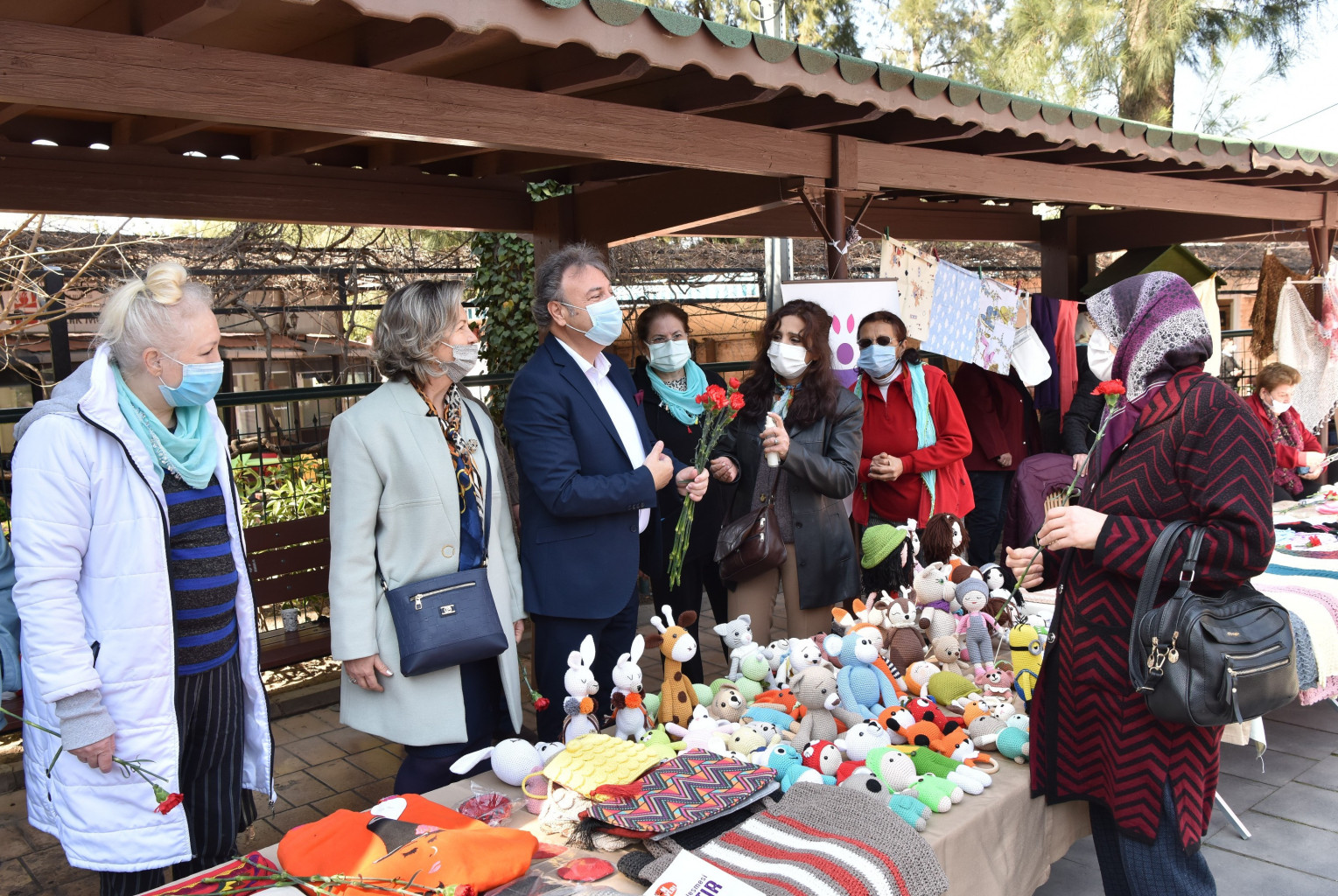 2022 yaklaşırken Bornova Belediyesi’nde yeni yıla özel etkinlikler düzenliyor. Bornovalılar,