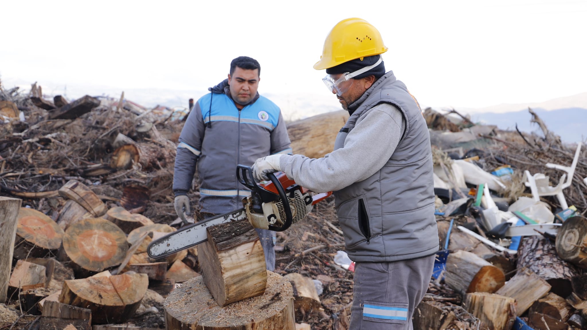 ALAŞEHİR BELEDİYESİ KIŞ GÜNÜNDE MUHTAÇLARI UNUTMADI SOSYAL BELEDİYECİLİK KAPSAMINDA İHTİYAÇ SAHİBİ AİLELERE ODUN YARDIMI YAPILDI Alaşehir Belediyesi ihtiyaç sahibi ailelere yakacak olarak odun dağıttı. Alaşehir