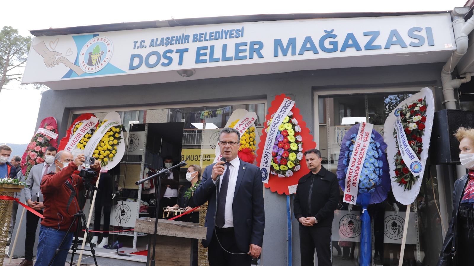 ALAŞEHİR’DE DOST ELLER MAĞAZASI AÇILDI Alaşehir Belediyesi tarafından Dost Eller Mağazası açıldı. Şeysinan Mahallesi, Sarısu