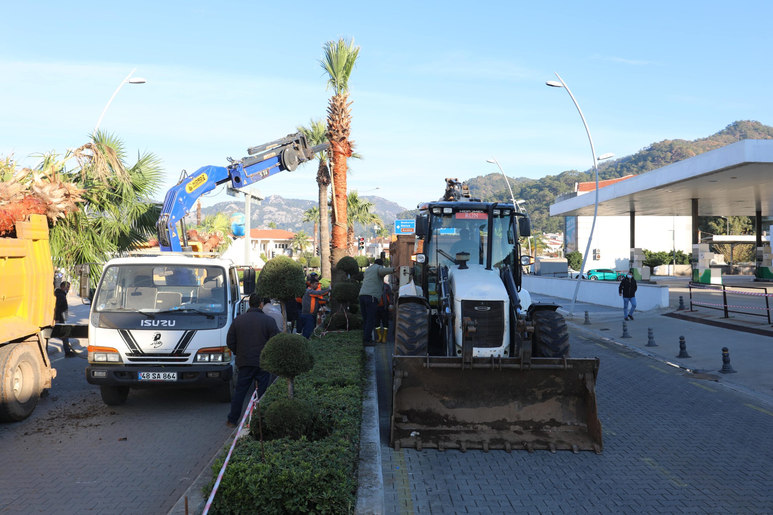 Marmaris Belediyesi, yol çalışmaları veya farklı sebeplerle bulundukları yerlerden kaldırılan