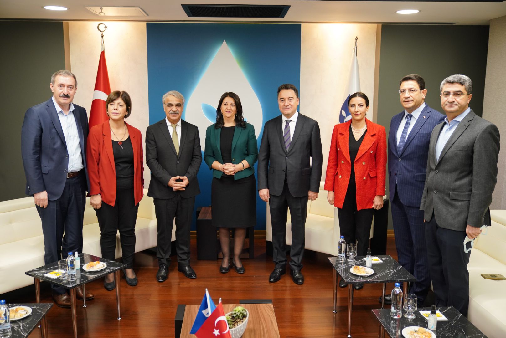 DEVA Partisi Genel Başkanı Ali Babacan, partisinin genel merkezinde HDP