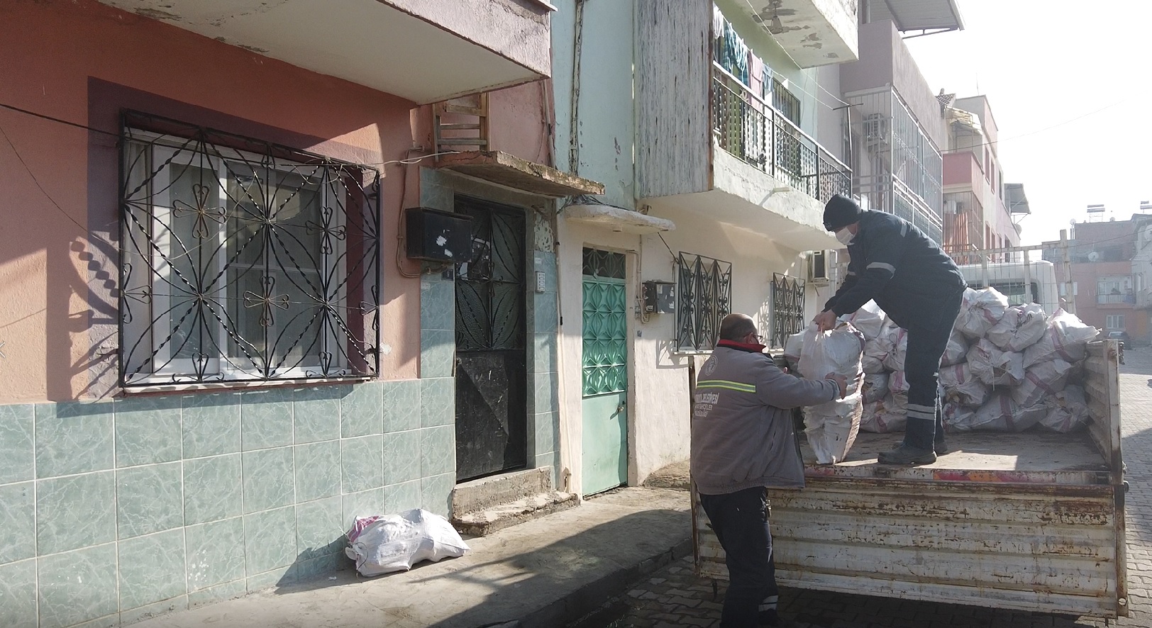 Turgutlu Belediyesinden 1800 Haneye Yakacak Desteği Turgutlu Belediyesi insan odaklı, sosyal belediyecilik anlayışı doğrultusunda gerçekleştirdiği çalışmayla