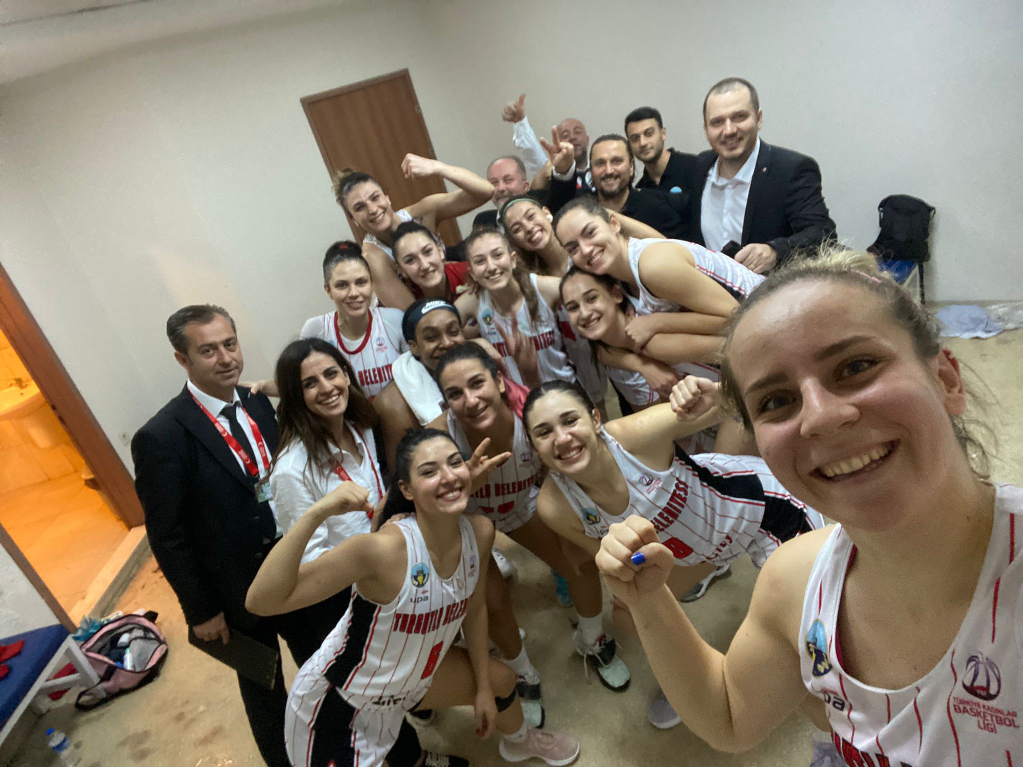 Turgutlu Belediyespor Kadın Basketbol takımı kendi evinde karşılaştığı rakibi Tarsus